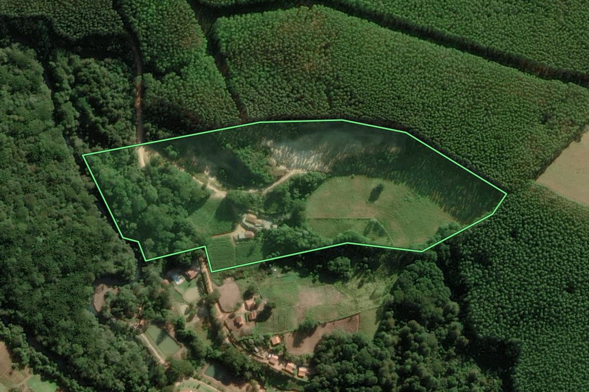 Imagem de satélite do imóvel rural em Ribeirão Branco (SP), com o contorno declarado no CAR desenhado por cima.