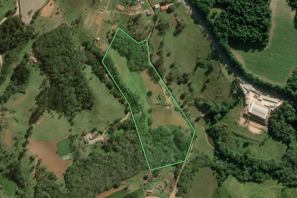 Imagem de satélite do imóvel rural em Ribeirão Branco (SP), com o contorno declarado no CAR desenhado por cima.