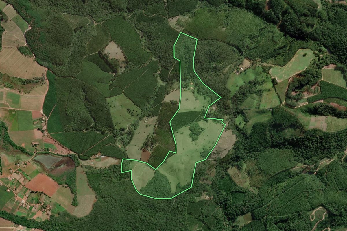 Imagem de satélite do imóvel rural em Ribeirão Branco (SP), com o contorno declarado no CAR desenhado por cima.