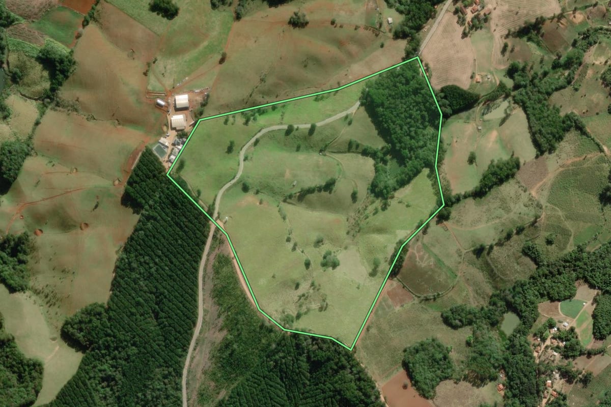 Imagem de satélite do imóvel rural em Ribeirão Branco (SP), com o contorno declarado no CAR desenhado por cima.