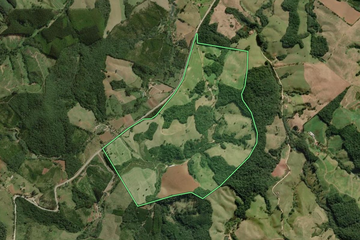 Imagem de satélite do imóvel rural em Ribeirão Branco (SP), com o contorno declarado no CAR desenhado por cima.
