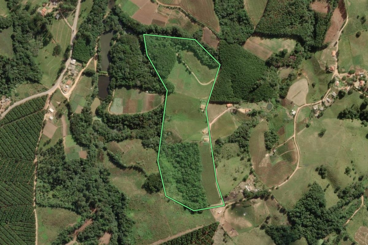 Imagem de satélite do imóvel rural em Ribeirão Branco (SP), com o contorno declarado no CAR desenhado por cima.
