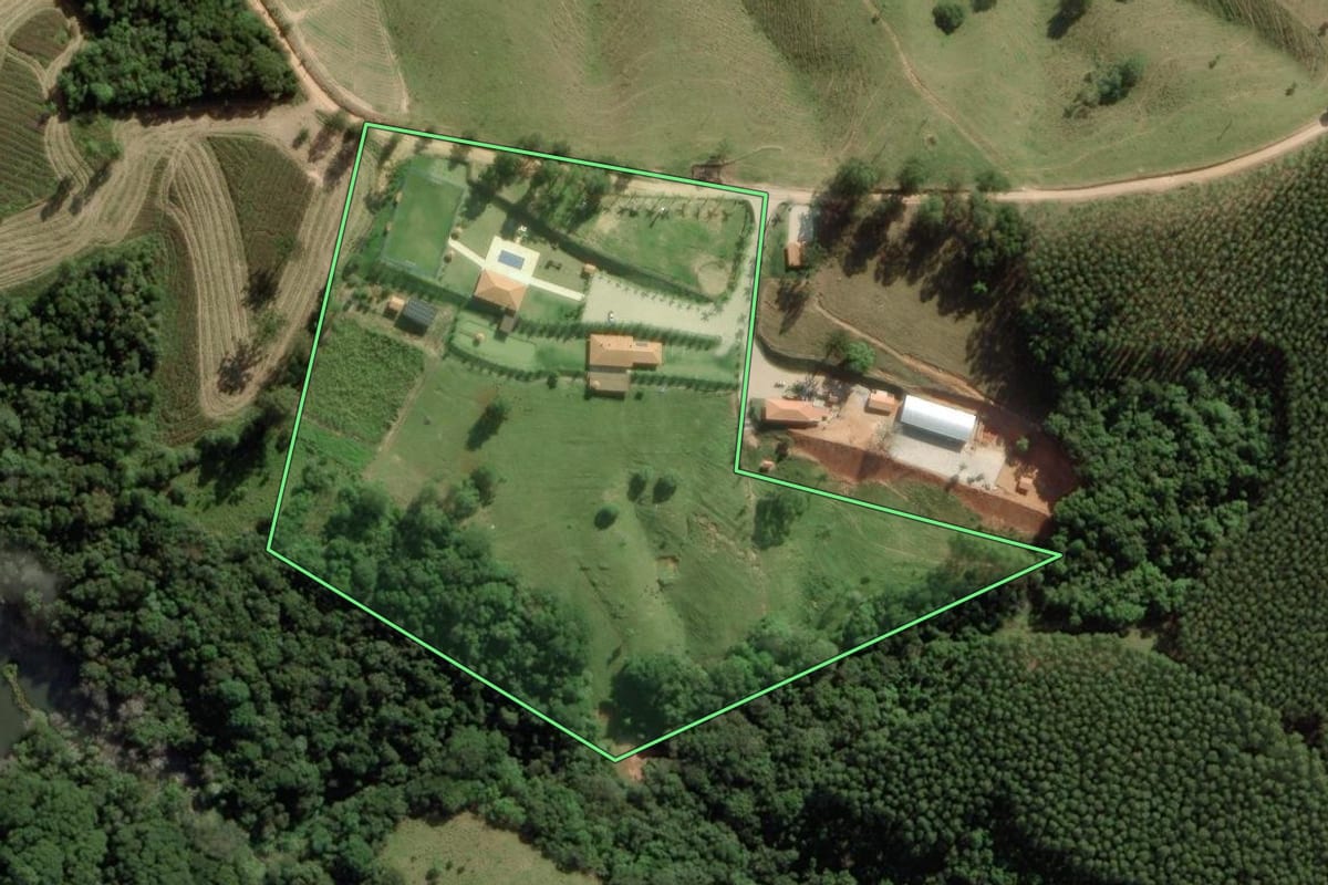 Imagem de satélite do imóvel rural em Ribeirão Branco (SP), com o contorno declarado no CAR desenhado por cima.