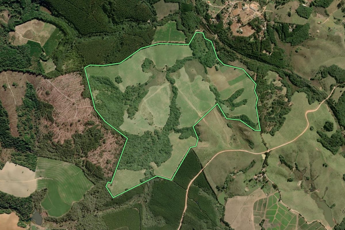 Imagem de satélite do imóvel rural em Ribeirão Branco (SP), com o contorno declarado no CAR desenhado por cima.