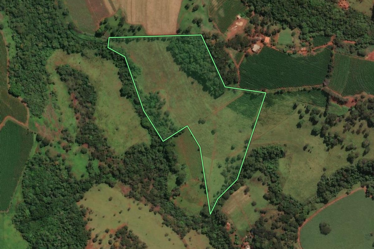 Imagem de satélite do imóvel rural em Ribeirão Corrente (SP), com o contorno declarado no CAR desenhado por cima.