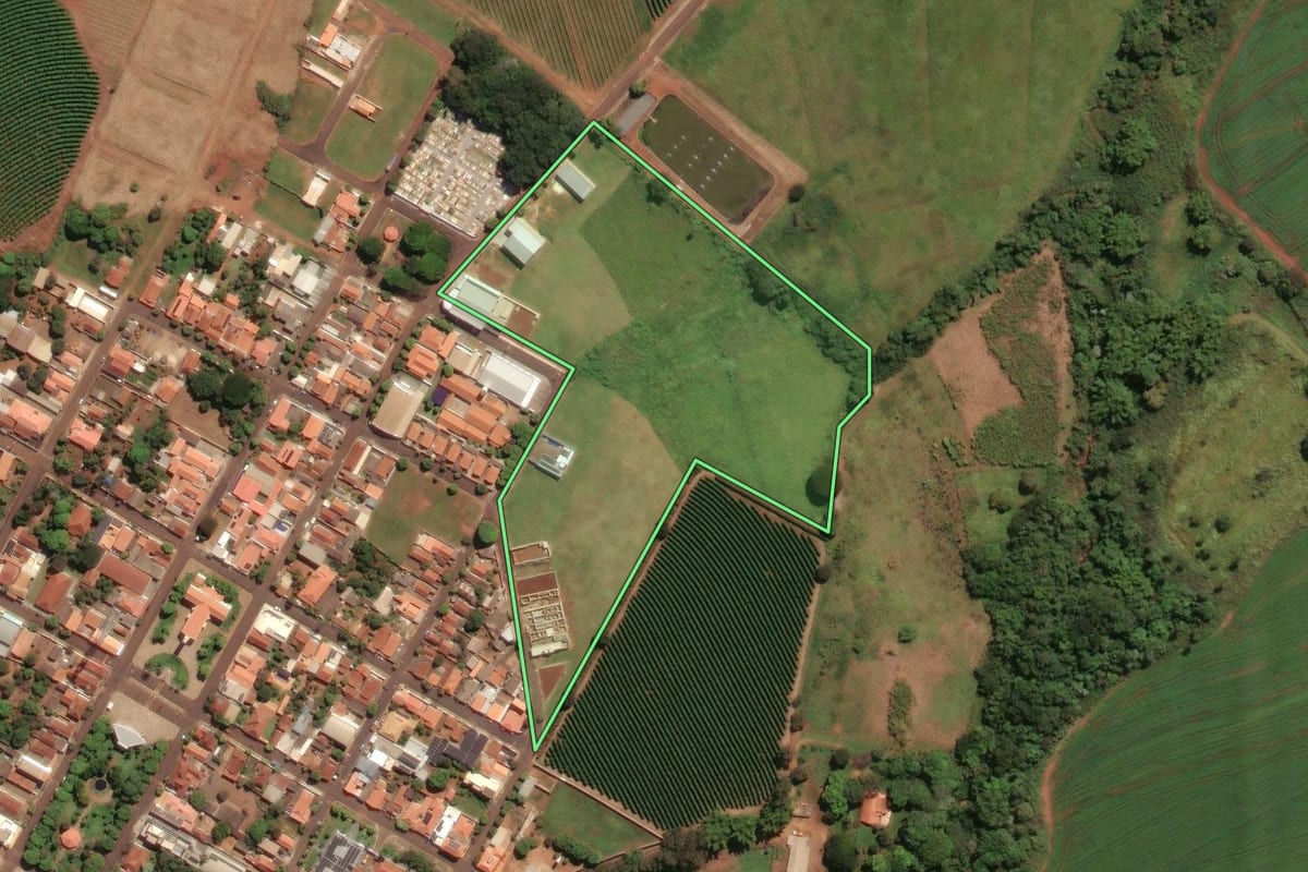 Imagem de satélite do imóvel rural em Ribeirão Corrente (SP), com o contorno declarado no CAR desenhado por cima.