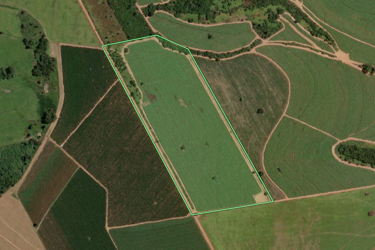 Imagem de satélite do imóvel rural em Ribeirão Corrente (SP), com o contorno declarado no CAR desenhado por cima.