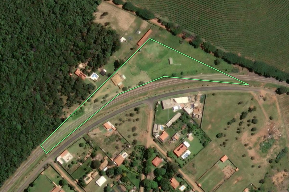 Imagem de satélite do imóvel rural em Ribeirão Corrente (SP), com o contorno declarado no CAR desenhado por cima.