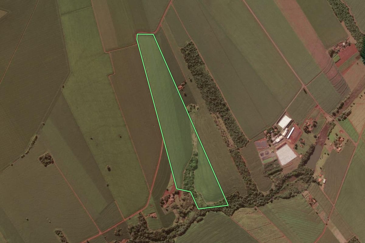 Imagem de satélite do imóvel rural em Ribeirão do Sul (SP), com o contorno declarado no CAR desenhado por cima.