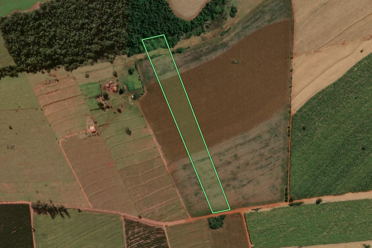 Imagem de satélite do imóvel rural em Ribeirão do Sul (SP), com o contorno declarado no CAR desenhado por cima.