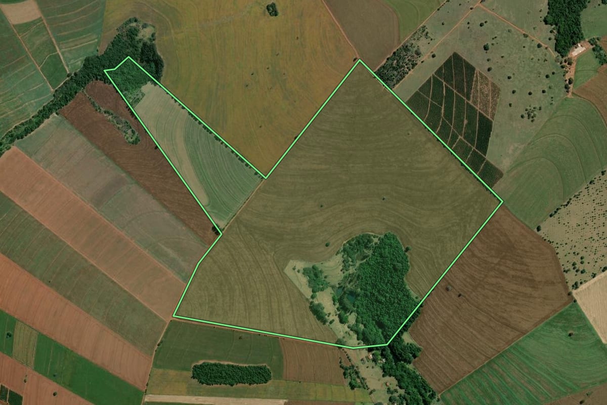 Imagem de satélite do imóvel rural em São Pedro do Turvo (SP), com o contorno declarado no CAR desenhado por cima.