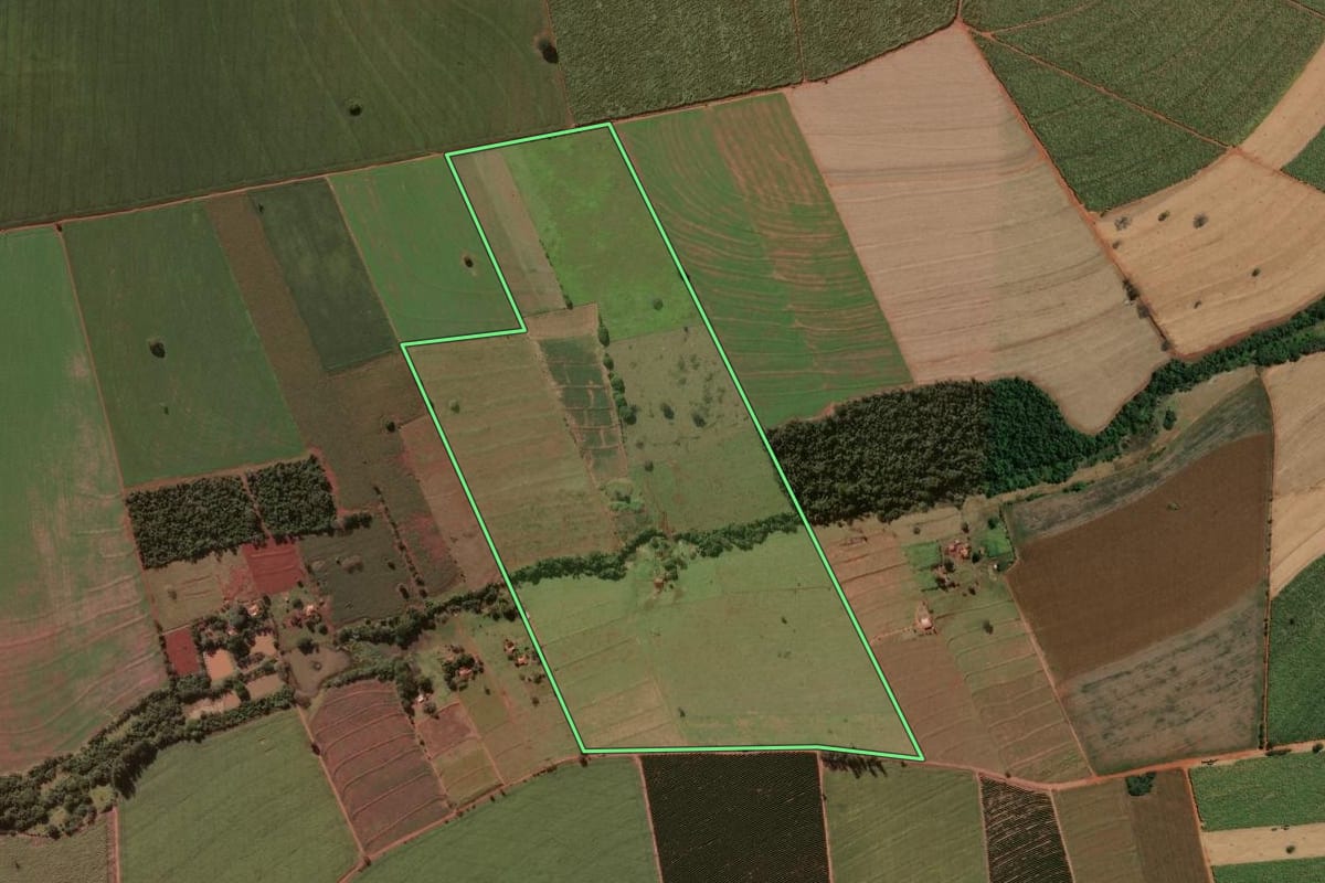 Imagem de satélite do imóvel rural em Ribeirão do Sul (SP), com o contorno declarado no CAR desenhado por cima.