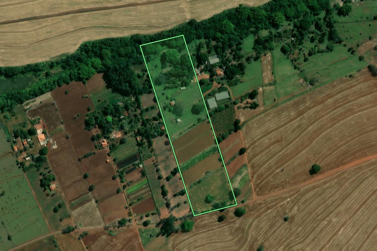Imagem de satélite do imóvel rural em Ribeirão do Sul (SP), com o contorno declarado no CAR desenhado por cima.