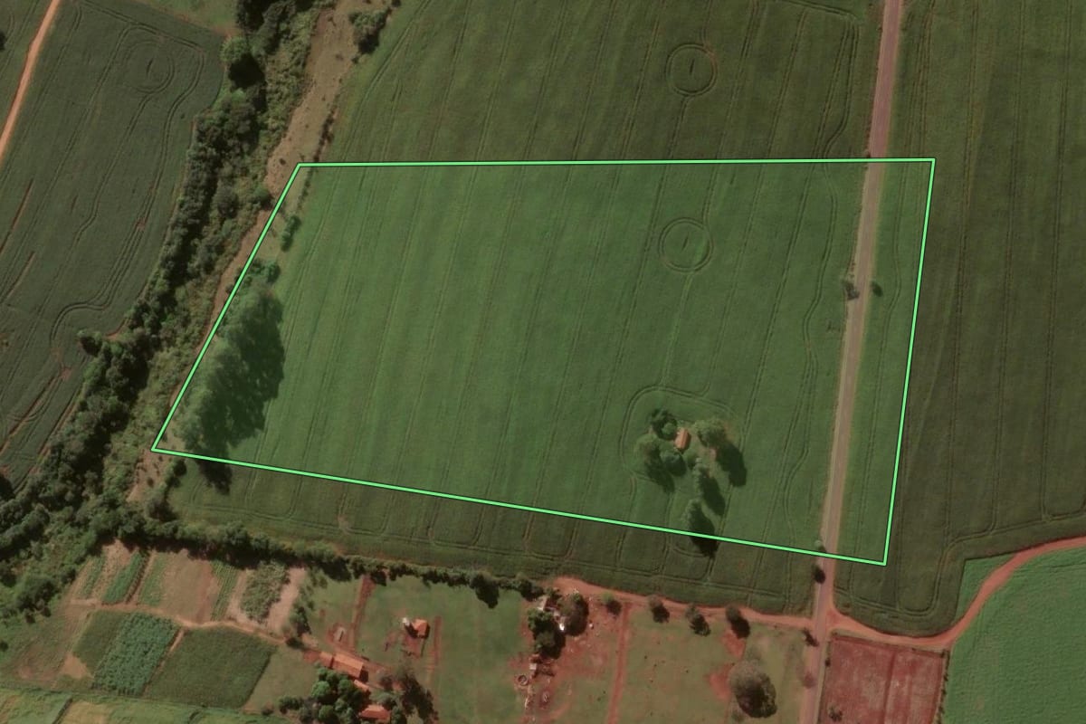 Imagem de satélite do imóvel rural em Ribeirão do Sul (SP), com o contorno declarado no CAR desenhado por cima.