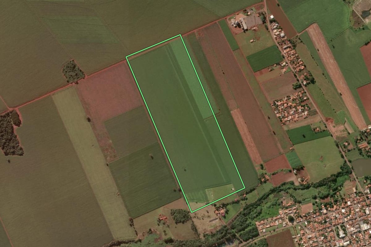 Imagem de satélite do imóvel rural em Ribeirão do Sul (SP), com o contorno declarado no CAR desenhado por cima.