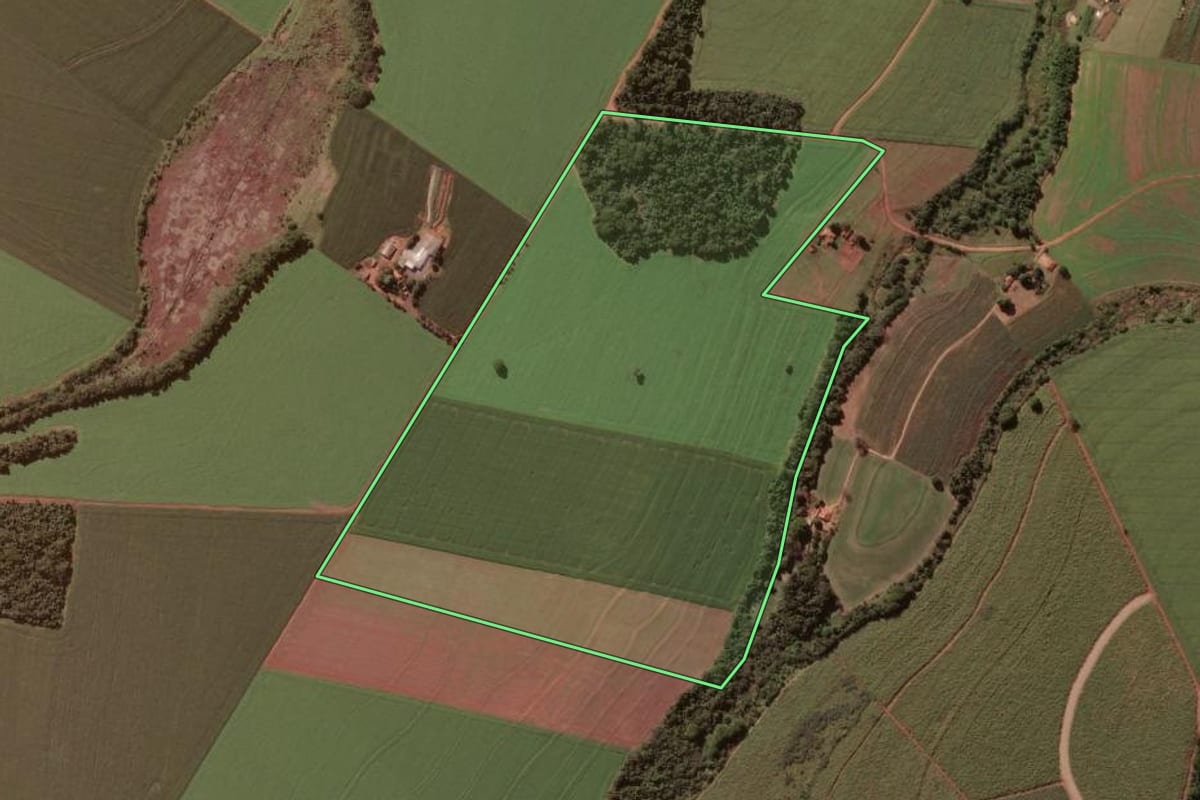 Imagem de satélite do imóvel rural em Ribeirão do Sul (SP), com o contorno declarado no CAR desenhado por cima.