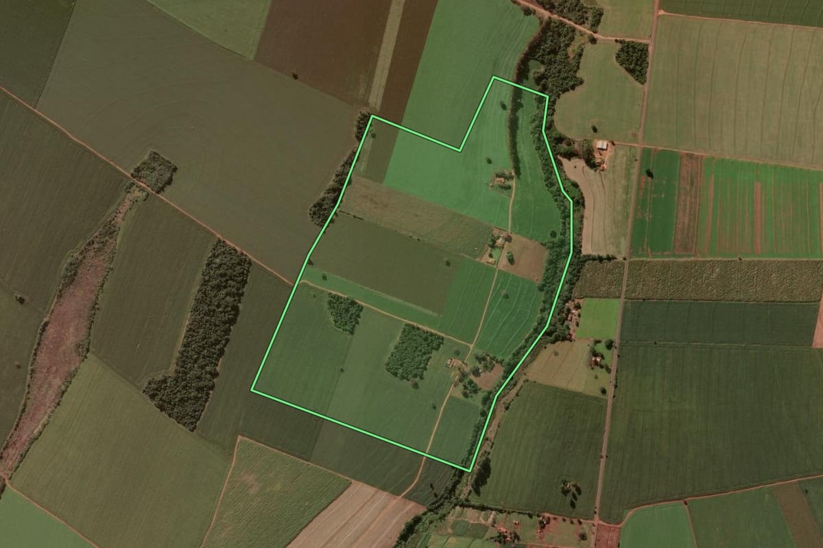 Imagem de satélite do imóvel rural em Ribeirão do Sul (SP), com o contorno declarado no CAR desenhado por cima.