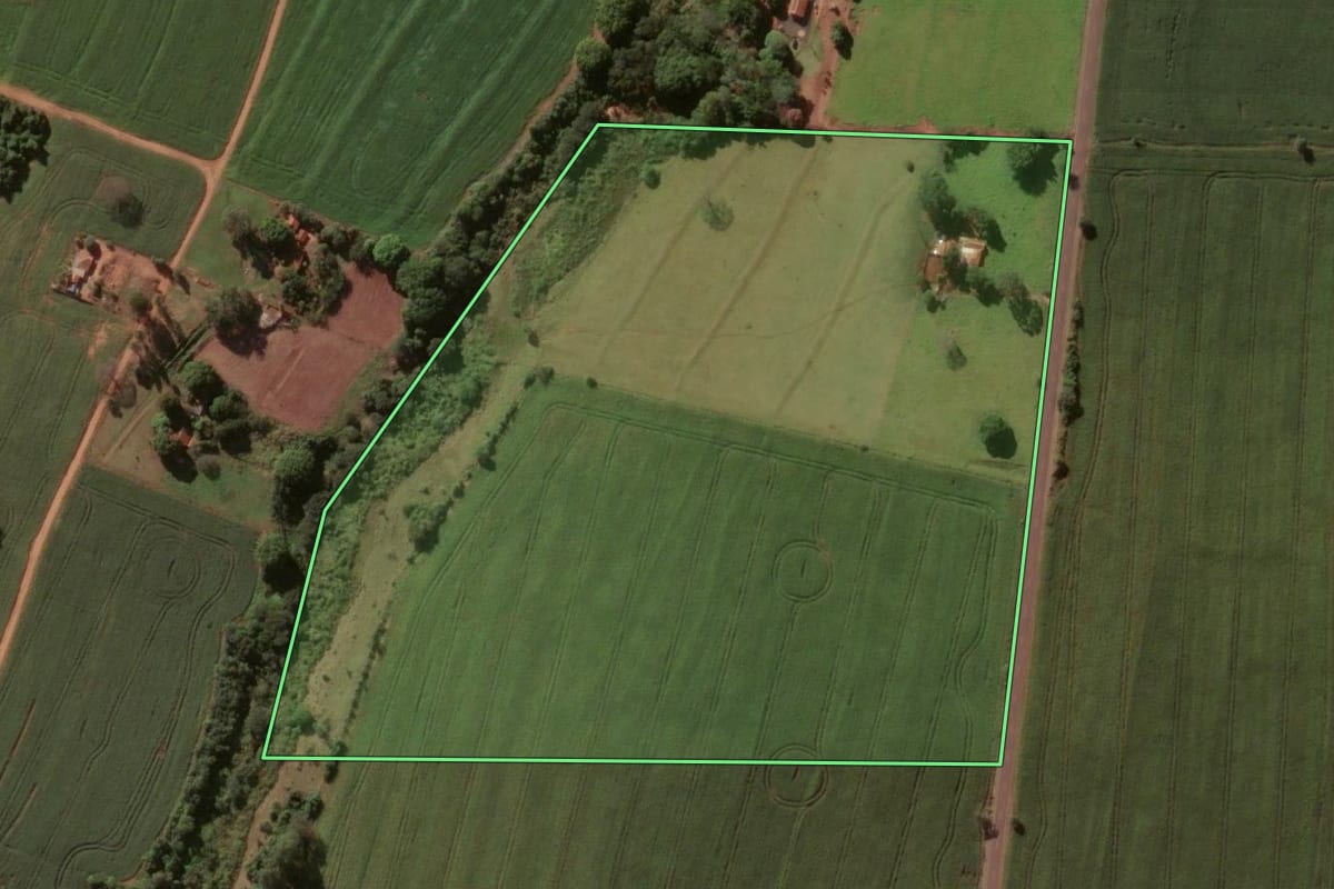 Imagem de satélite do imóvel rural em Ribeirão do Sul (SP), com o contorno declarado no CAR desenhado por cima.