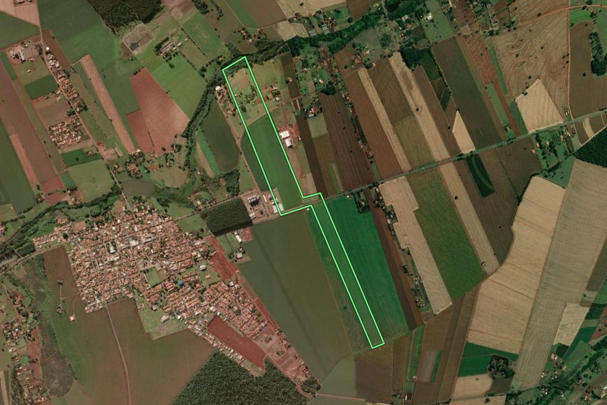 Imagem de satélite do imóvel rural em Ribeirão do Sul (SP), com o contorno declarado no CAR desenhado por cima.