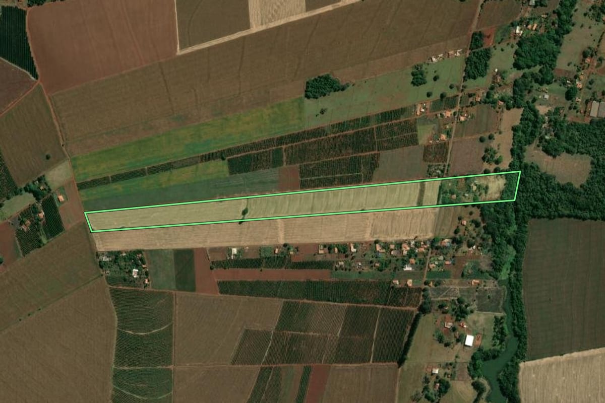 Imagem de satélite do imóvel rural em Ribeirão do Sul (SP), com o contorno declarado no CAR desenhado por cima.