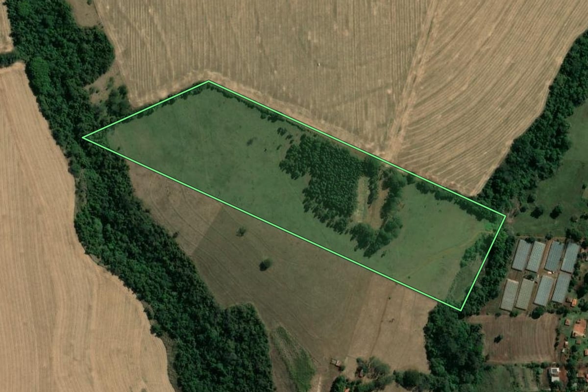Imagem de satélite do imóvel rural em Ribeirão do Sul (SP), com o contorno declarado no CAR desenhado por cima.