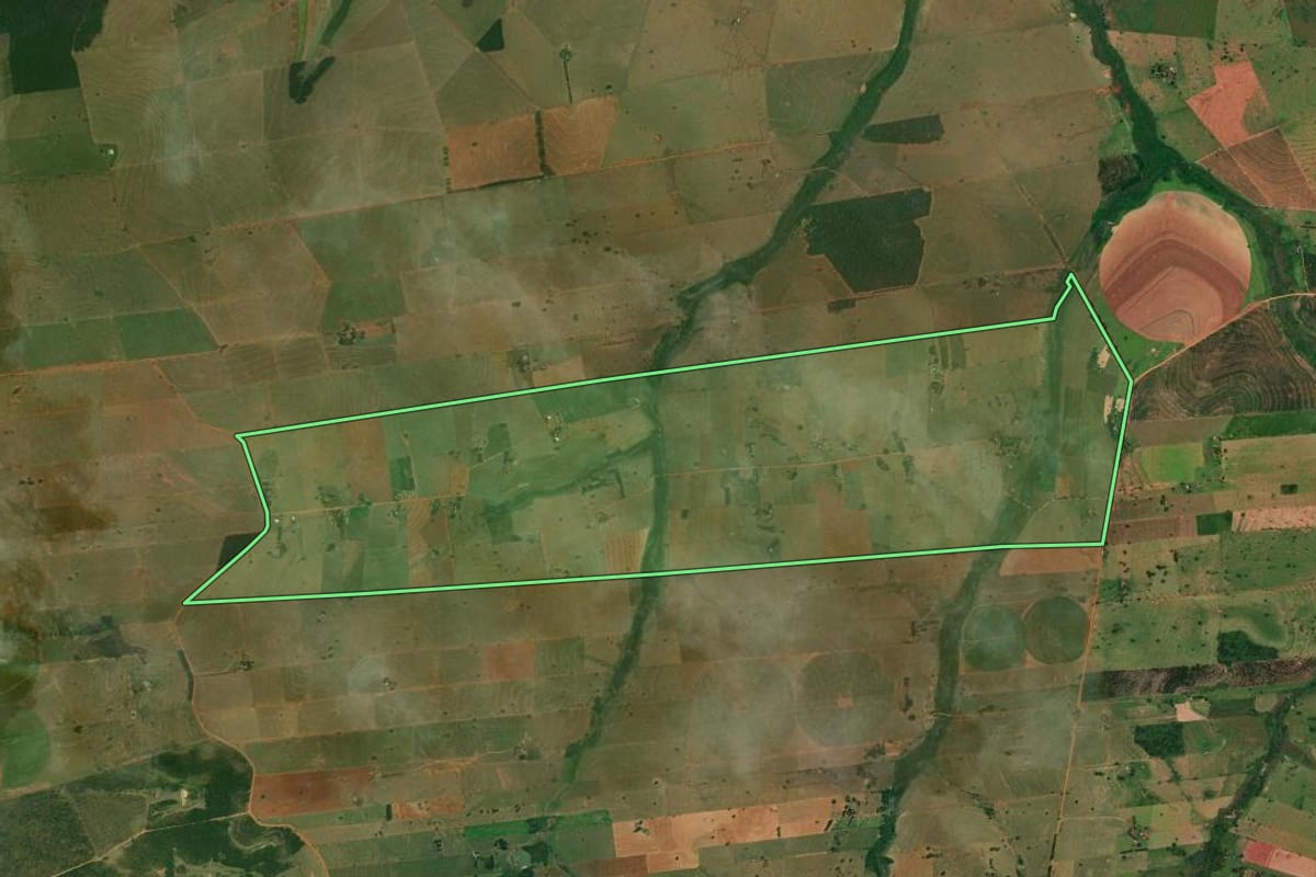 Imagem de satélite do imóvel rural em Ribeirão dos Índios (SP), com o contorno declarado no CAR desenhado por cima.
