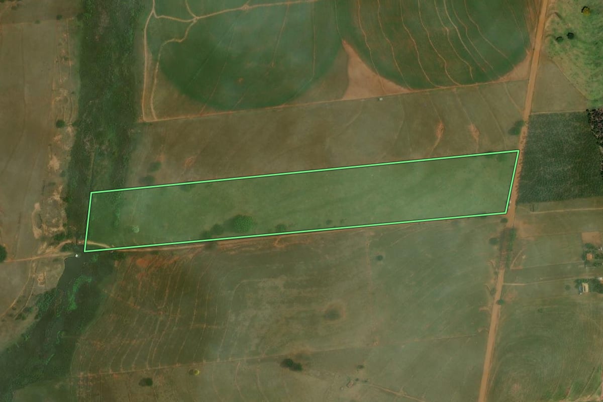 Imagem de satélite do imóvel rural em Ribeirão dos Índios (SP), com o contorno declarado no CAR desenhado por cima.