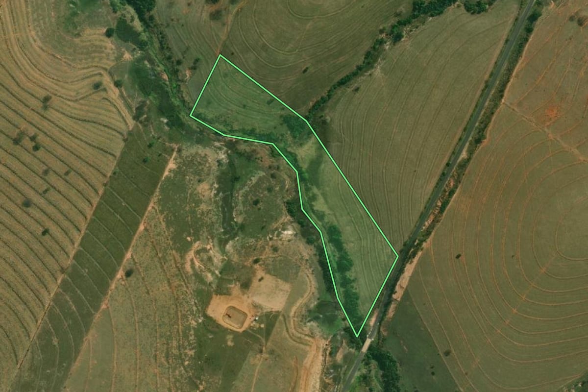 Imagem de satélite do imóvel rural em Ribeirão dos Índios (SP), com o contorno declarado no CAR desenhado por cima.