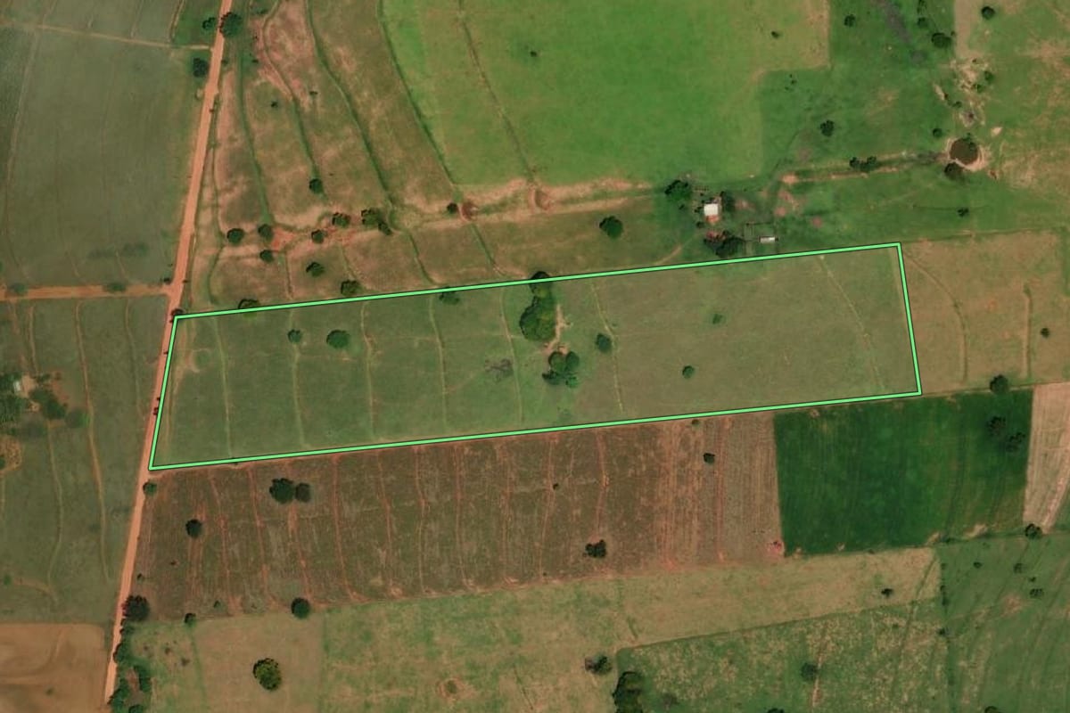 Imagem de satélite do imóvel rural em Ribeirão dos Índios (SP), com o contorno declarado no CAR desenhado por cima.