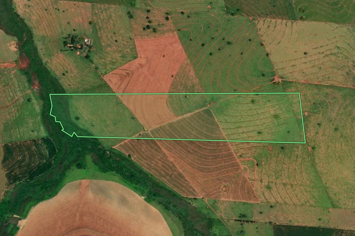 Imagem de satélite do imóvel rural em Ribeirão dos Índios (SP), com o contorno declarado no CAR desenhado por cima.