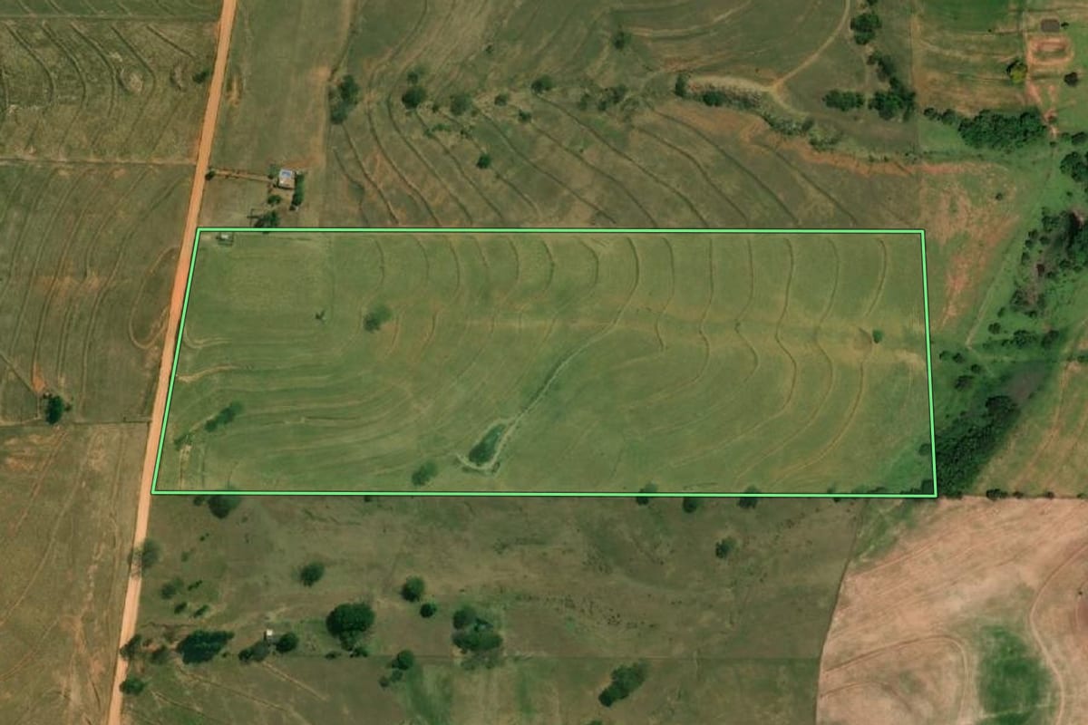 Imagem de satélite do imóvel rural em Ribeirão dos Índios (SP), com o contorno declarado no CAR desenhado por cima.