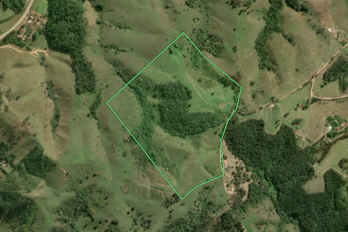 Imagem de satélite do imóvel rural em Ribeirão Grande (SP), com o contorno declarado no CAR desenhado por cima.