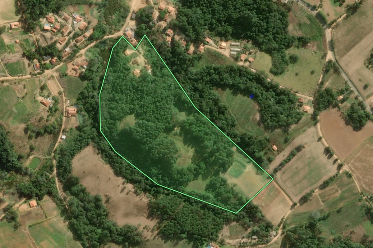 Imagem de satélite do imóvel rural em Ribeirão Grande (SP), com o contorno declarado no CAR desenhado por cima.