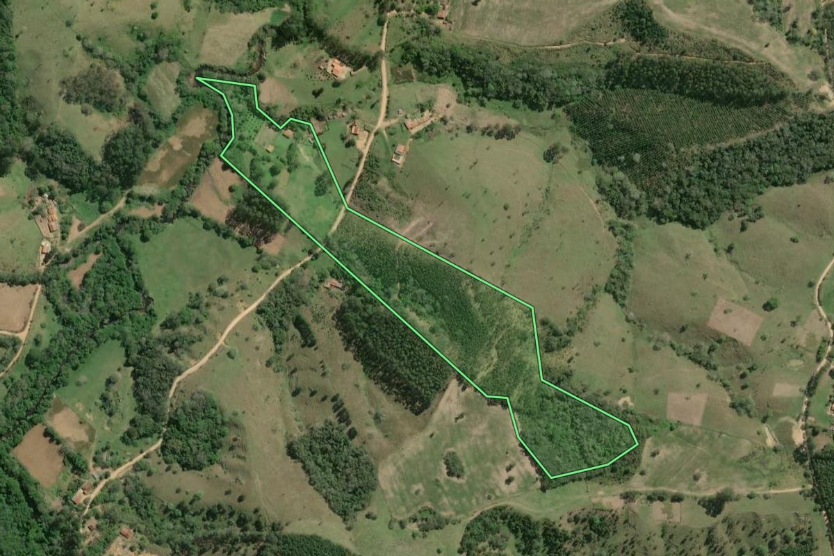 Imagem de satélite do imóvel rural em Ribeirão Grande (SP), com o contorno declarado no CAR desenhado por cima.