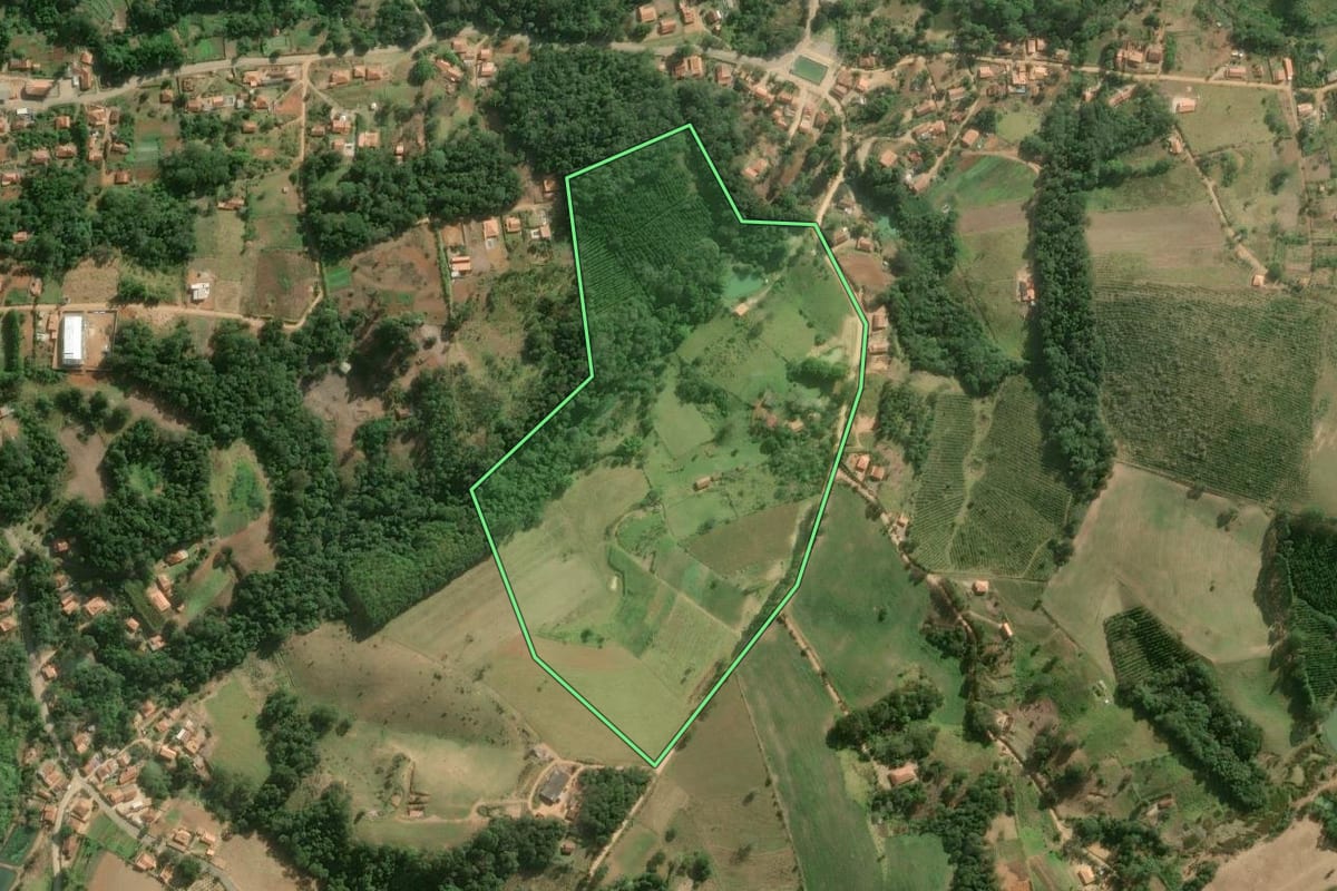 Imagem de satélite do imóvel rural em Ribeirão Grande (SP), com o contorno declarado no CAR desenhado por cima.