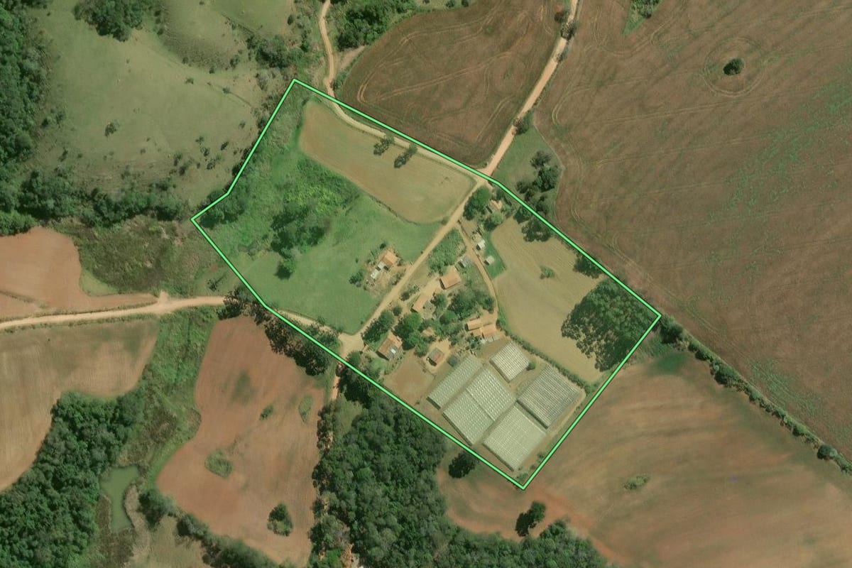 Imagem de satélite do imóvel rural em Ribeirão Grande (SP), com o contorno declarado no CAR desenhado por cima.