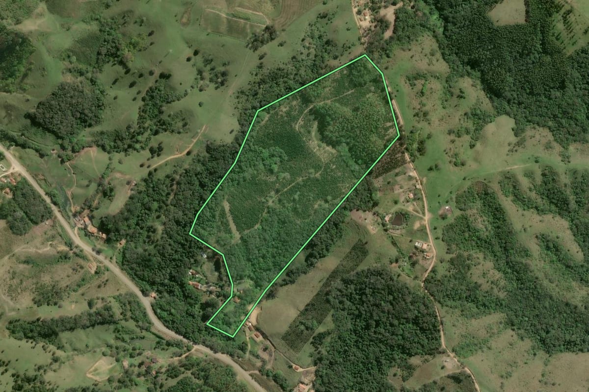 Imagem de satélite do imóvel rural em Ribeirão Grande (SP), com o contorno declarado no CAR desenhado por cima.