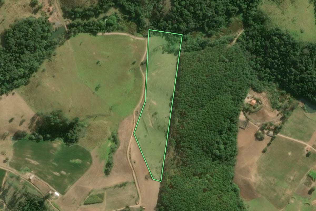 Imagem de satélite do imóvel rural em Ribeirão Grande (SP), com o contorno declarado no CAR desenhado por cima.