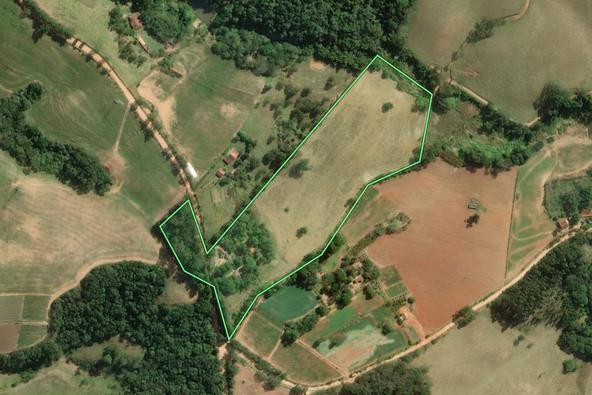Imagem de satélite do imóvel rural em Ribeirão Grande (SP), com o contorno declarado no CAR desenhado por cima.