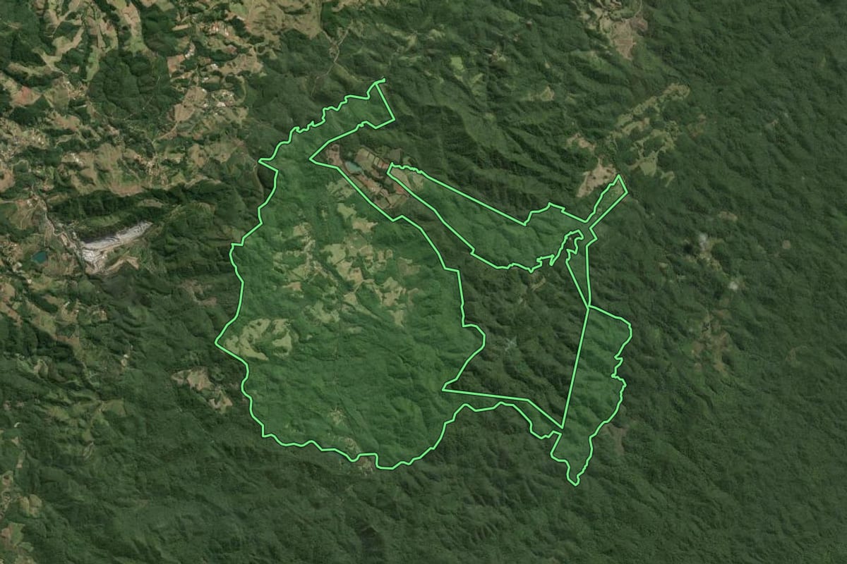 Imagem de satélite do imóvel rural em Ribeirão Grande (SP), com o contorno declarado no CAR desenhado por cima.