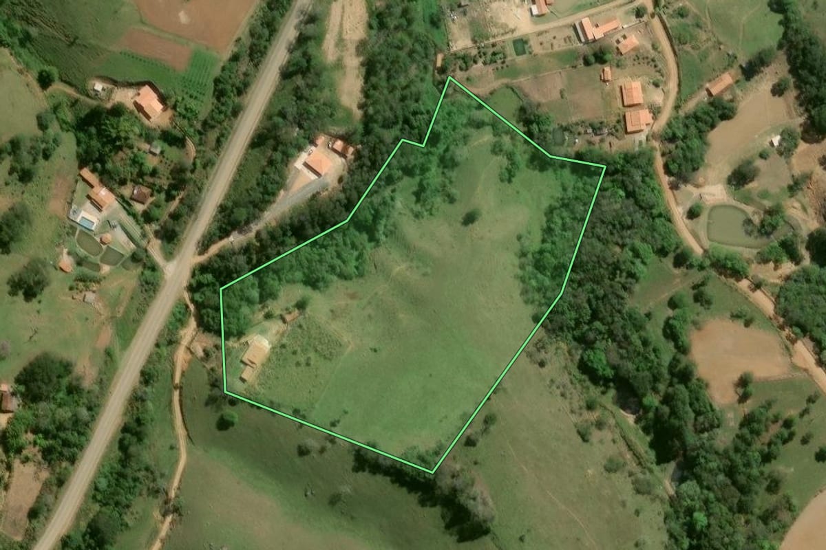 Imagem de satélite do imóvel rural em Ribeirão Grande (SP), com o contorno declarado no CAR desenhado por cima.