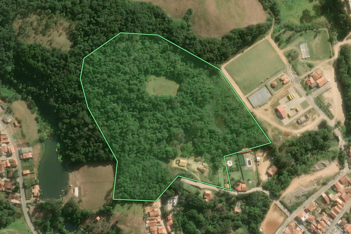 Imagem de satélite do imóvel rural em Ribeirão Grande (SP), com o contorno declarado no CAR desenhado por cima.
