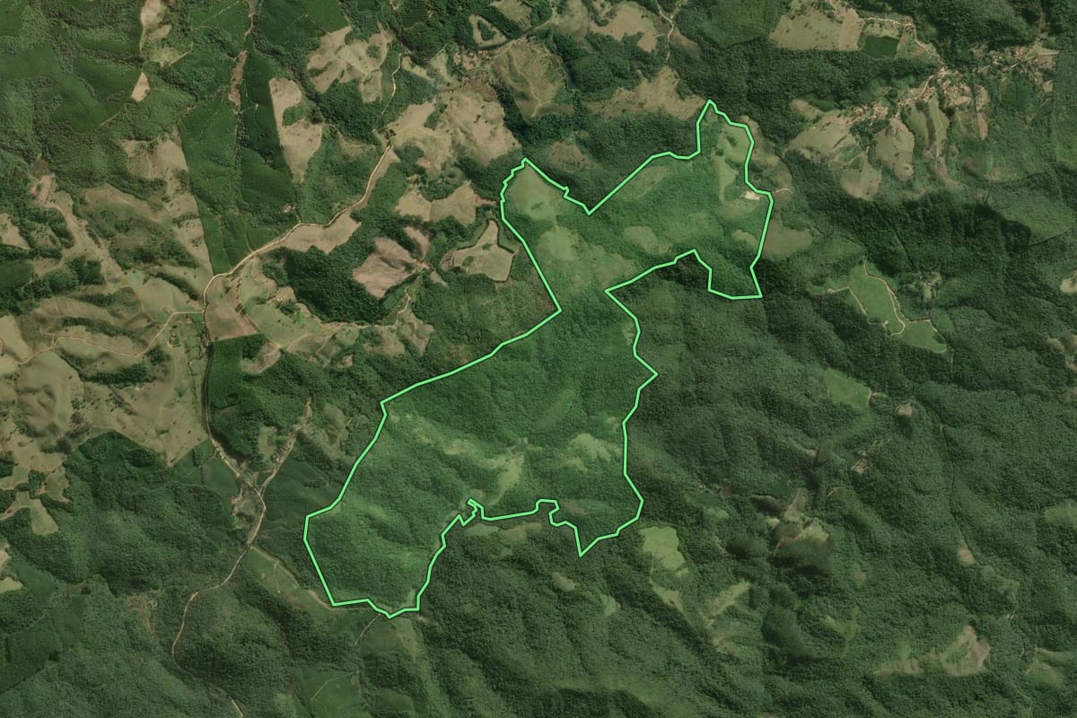 Imagem de satélite do imóvel rural em Ribeirão Grande (SP), com o contorno declarado no CAR desenhado por cima.