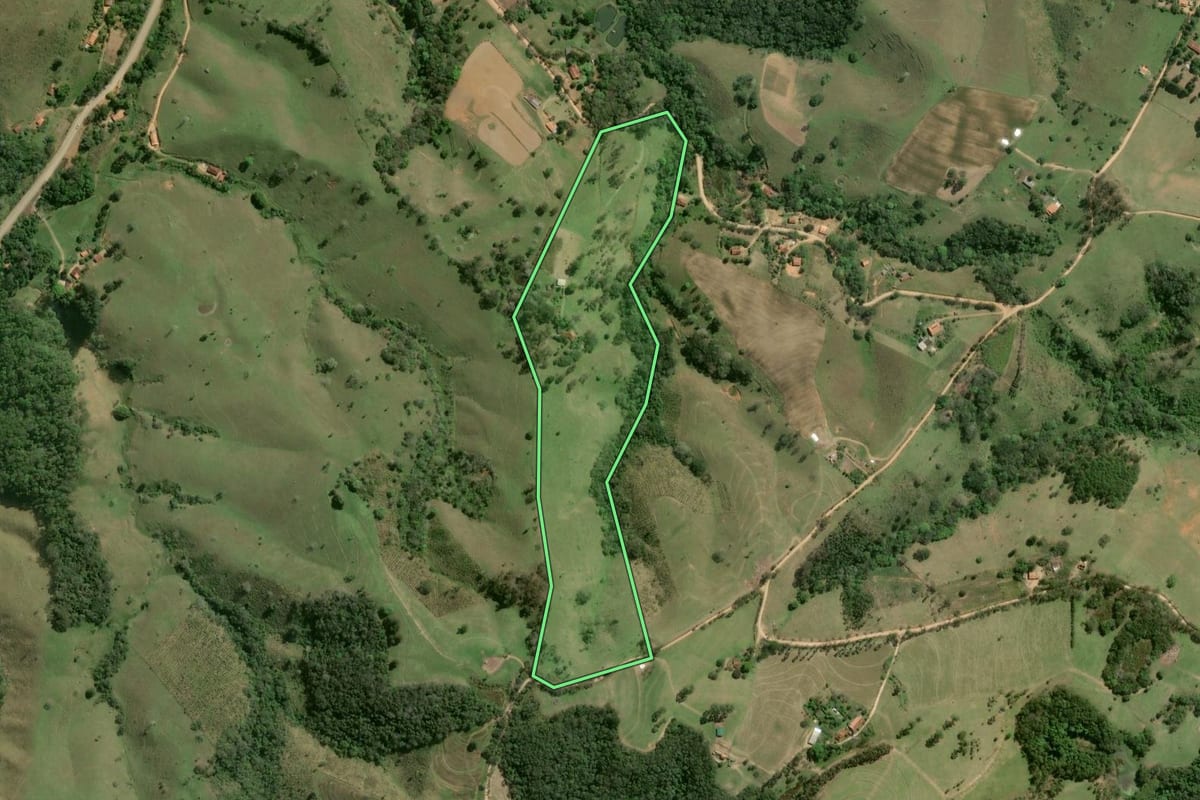 Imagem de satélite do imóvel rural em Ribeirão Grande (SP), com o contorno declarado no CAR desenhado por cima.
