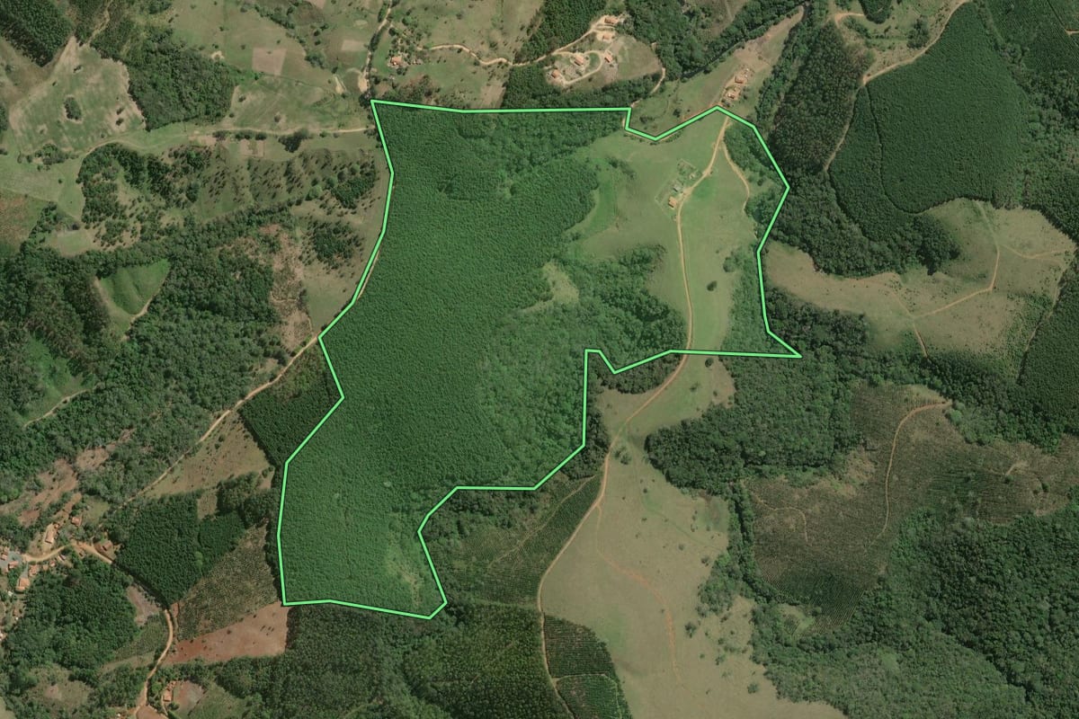Imagem de satélite do imóvel rural em Ribeirão Grande (SP), com o contorno declarado no CAR desenhado por cima.