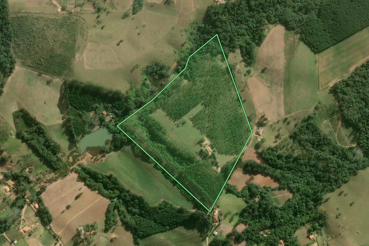 Imagem de satélite do imóvel rural em Ribeirão Grande (SP), com o contorno declarado no CAR desenhado por cima.