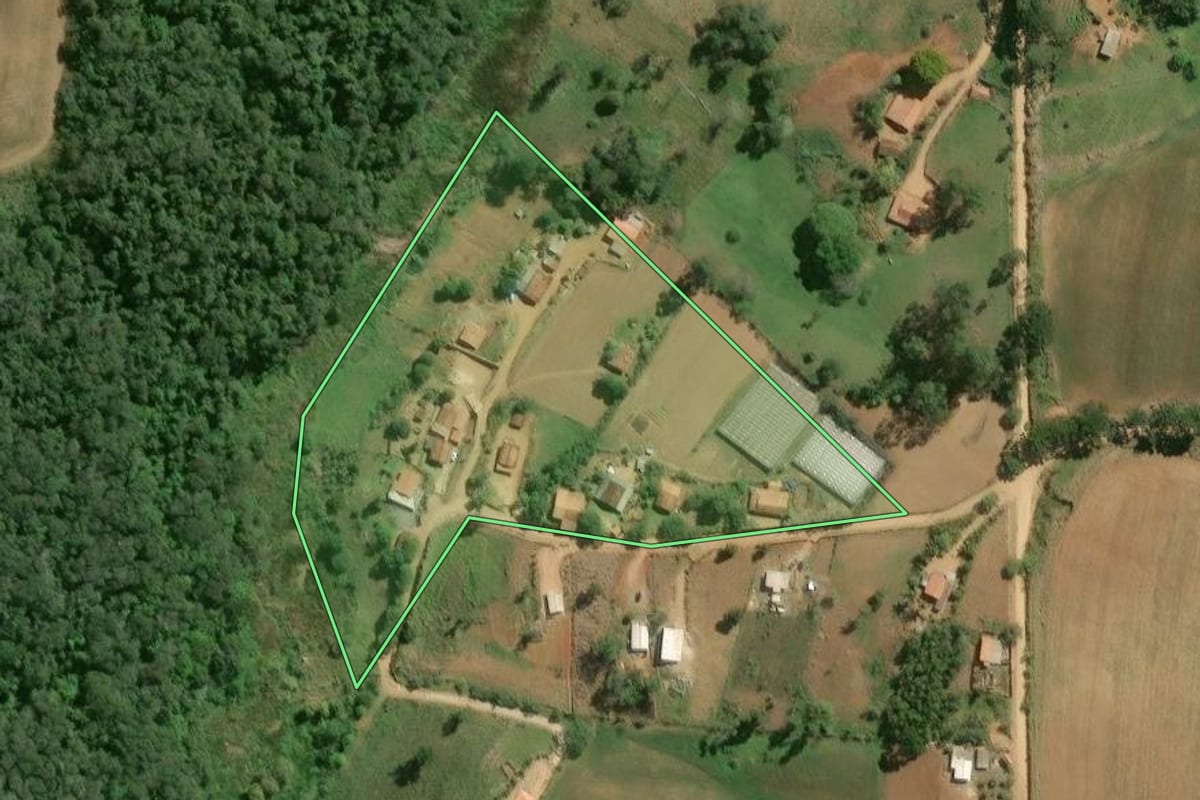 Imagem de satélite do imóvel rural em Ribeirão Grande (SP), com o contorno declarado no CAR desenhado por cima.