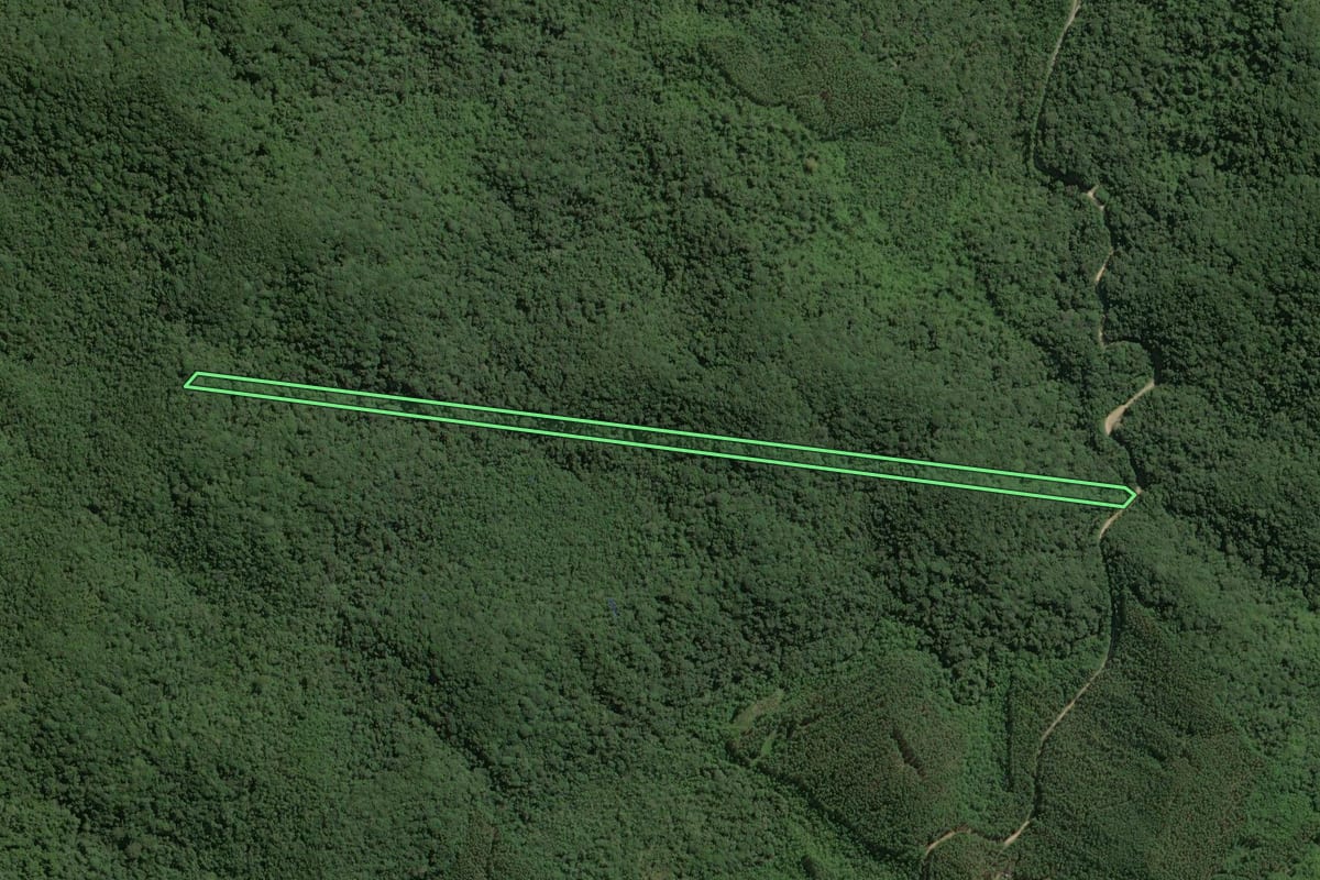 Imagem de satélite do imóvel rural em Ribeirão Grande (SP), com o contorno declarado no CAR desenhado por cima.