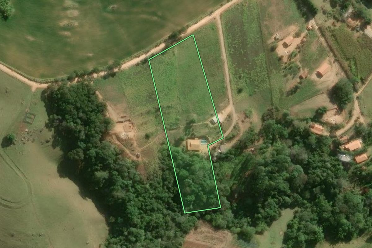 Imagem de satélite do imóvel rural em Ribeirão Grande (SP), com o contorno declarado no CAR desenhado por cima.