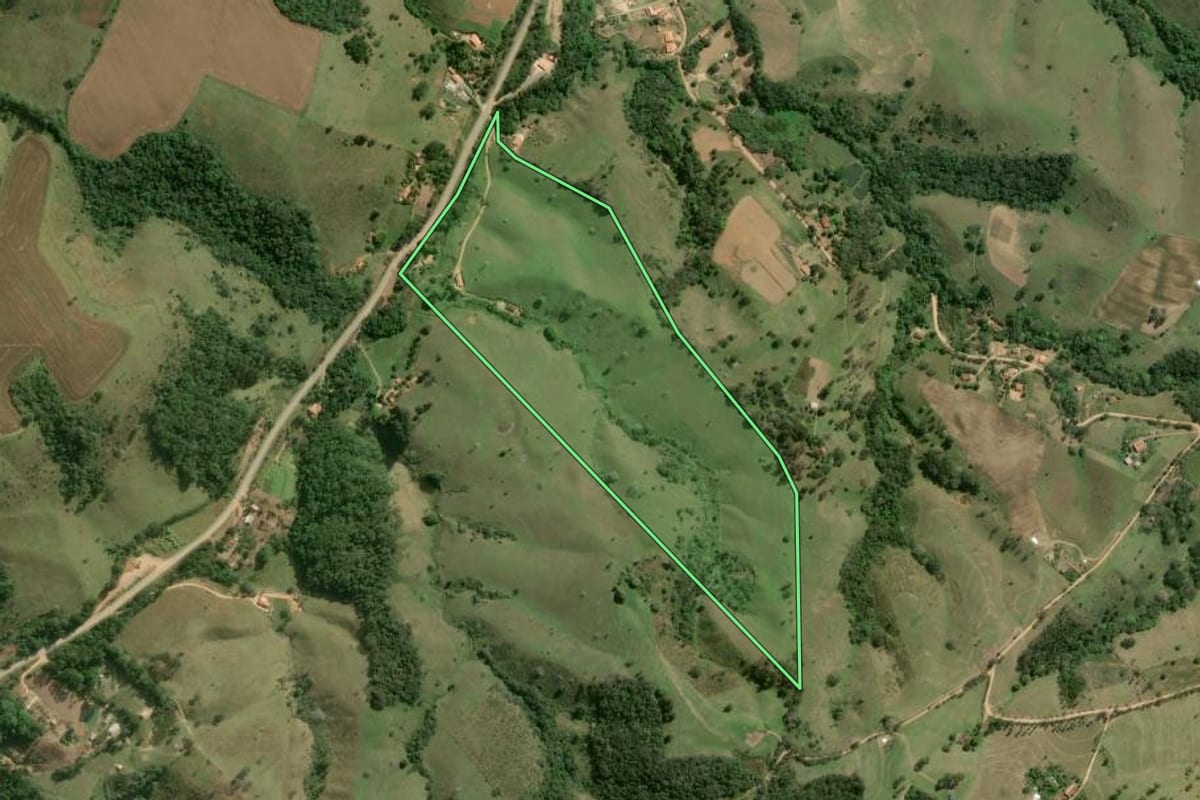 Imagem de satélite do imóvel rural em Ribeirão Grande (SP), com o contorno declarado no CAR desenhado por cima.